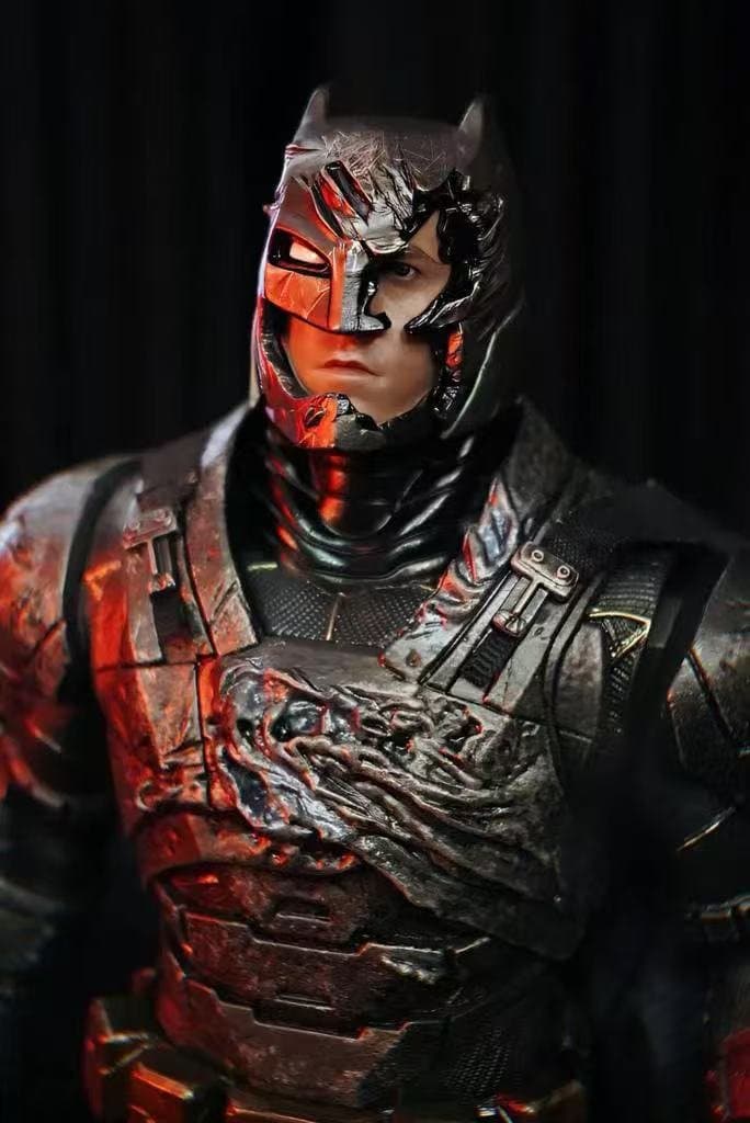 Crazy Toys Batman 1/6 Scale ( Batman vs Superman Battle Damaged Fig) 3