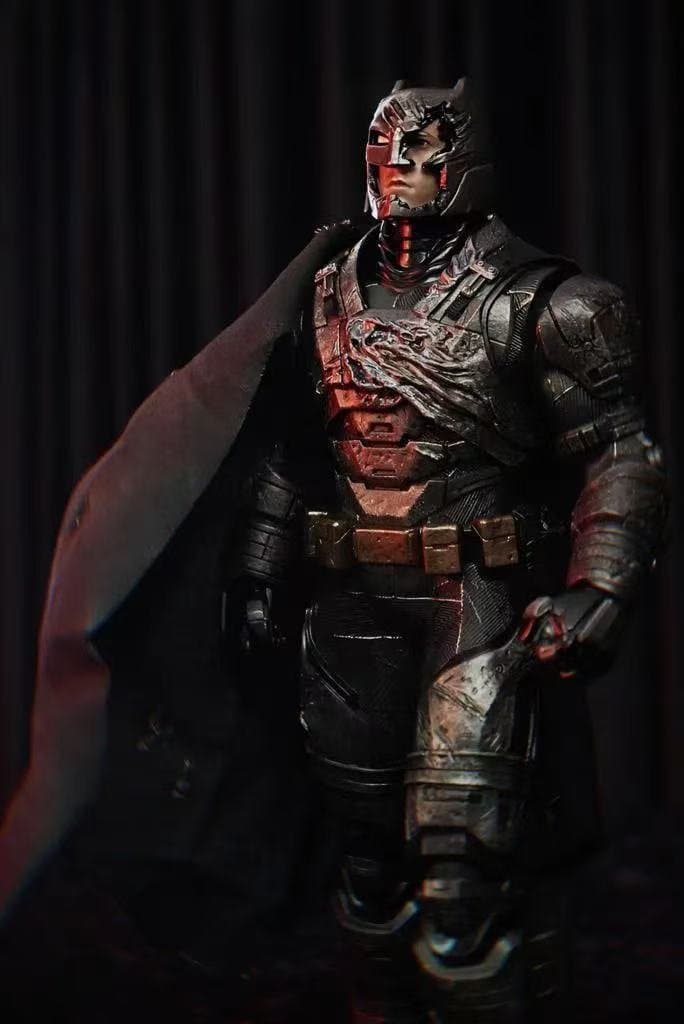 Crazy Toys Batman 1/6 Scale ( Batman vs Superman Battle Damaged Fig) 4