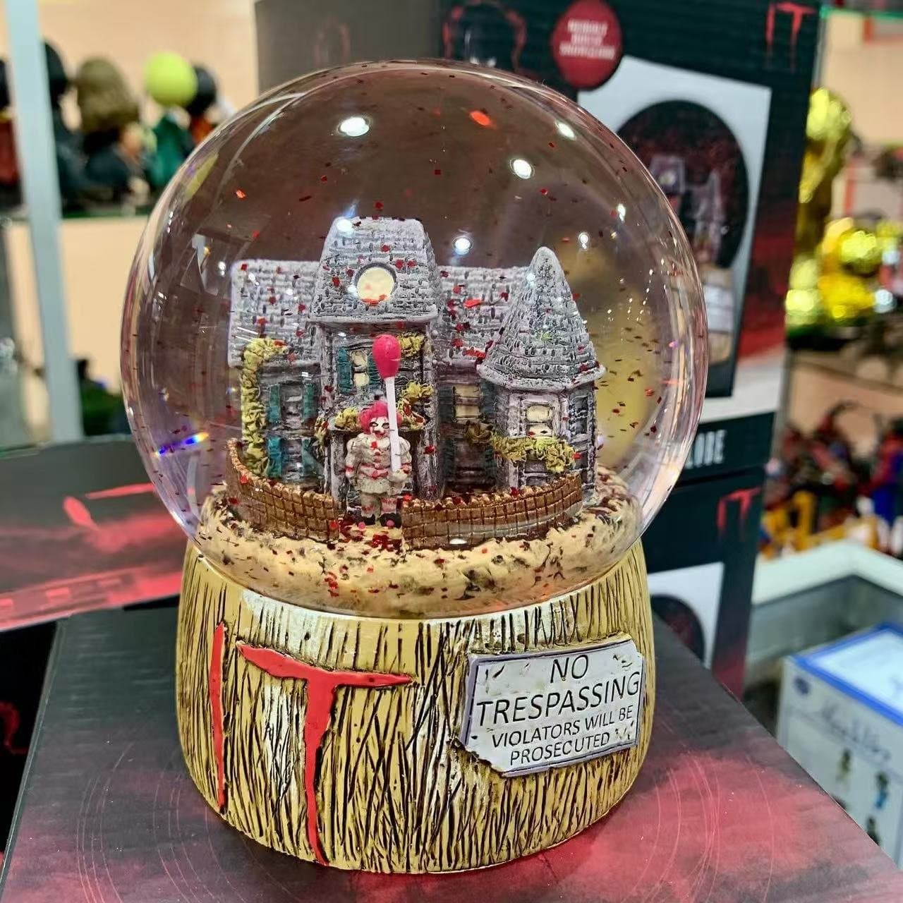 Ikon IT Pennywise Snowglobe Neibolt House 2